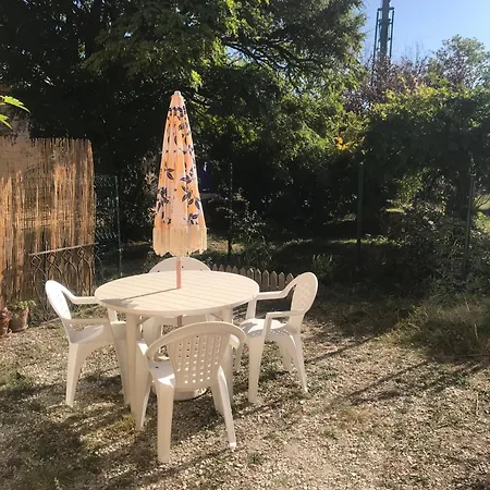 Avec Jardin Apartment